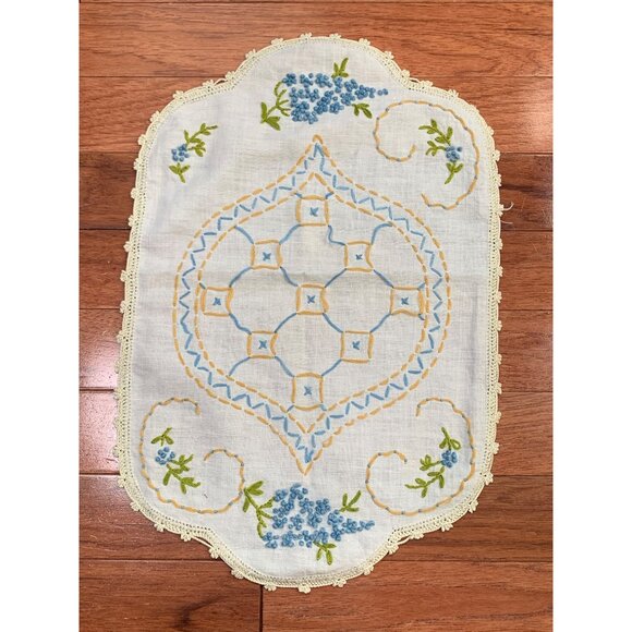 Vintage Embroidered Linen Doily with Floral Design & Crochet Edging 10x16 - Picture 8 of 10